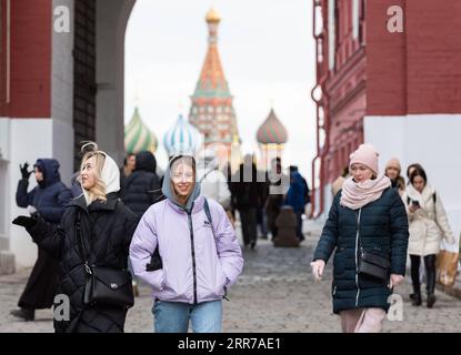 210323 -- MOSCA, 23 marzo 2021 -- la gente cammina vicino alla Piazza Rossa nel centro di Mosca, Russia, il 23 marzo 2021. La Russia ha segnalato 8.457 casi di COVID-19 nelle ultime 24 ore, il numero giornaliero più basso dal settembre dello scorso anno, portando il conteggio cumulativo a 4.474.610, ha dichiarato martedì il centro ufficiale di monitoraggio e risposta. RUSSIA-MOSCA-COVID-19-CASI-NUOVO BASSO BAIXXUEQI PUBLICATIONXNOTXINXCHN Foto Stock