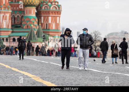 210323 -- MOSCA, 23 marzo 2021 -- le persone che indossano maschere per il viso camminano alla Piazza Rossa di Mosca, in Russia, il 23 marzo 2021. La Russia ha segnalato 8.457 casi di COVID-19 nelle ultime 24 ore, il numero giornaliero più basso dal settembre dello scorso anno, portando il conteggio cumulativo a 4.474.610, ha dichiarato martedì il centro ufficiale di monitoraggio e risposta. RUSSIA-MOSCA-COVID-19-CASI-NUOVO BASSO BAIXXUEQI PUBLICATIONXNOTXINXCHN Foto Stock