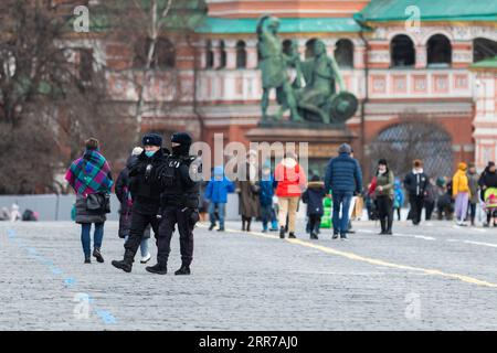 210323 -- MOSCA, 23 marzo 2021 -- polizia che indossa maschere facciali pattuglia alla Piazza Rossa di Mosca, Russia, il 23 marzo 2021. La Russia ha segnalato 8.457 casi di COVID-19 nelle ultime 24 ore, il numero giornaliero più basso dal settembre dello scorso anno, portando il conteggio cumulativo a 4.474.610, ha dichiarato martedì il centro ufficiale di monitoraggio e risposta. RUSSIA-MOSCA-COVID-19-CASI-NUOVO BASSO BAIXXUEQI PUBLICATIONXNOTXINXCHN Foto Stock