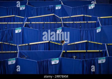 210324 -- PARIGI, 24 marzo 2021 -- Una donna è vista in un centro di vaccinazione contro la COVID-19 presso il National Velodrome de Saint-Quentin-en-Yvelines a Saint-Quentin-en-Yvelines, Francia, il 24 marzo 2021. Martedì, il presidente francese Emmanuel Macron ha sottolineato l'importanza della vaccinazione mentre i casi di COVID-19 del paese continuavano ad aumentare. Dall'inizio della campagna di vaccinazione in Francia, quasi 6,6 milioni di persone, ovvero circa il 12,6% della popolazione adulta, hanno ricevuto almeno un'iniezione e oltre 2,5 milioni hanno ricevuto due iniezioni, secondo il Ministero della salute. Foto di /Xinhua FRANCIA- Foto Stock