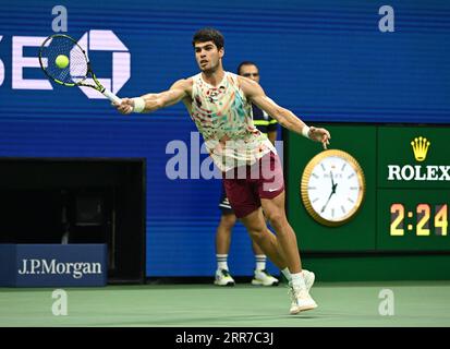 Flushing Meadow, dichiarato United. 6 settembre 2023. Carlos Alcaraz, spagnolo, colpisce un pallone contro Alexander Zverev nei quarti di finale all'Arthur Ashe Stadium agli US Open Tennis Championships 2023 all'USTA Billie Jean King National Tennis Center mercoledì 6 settembre 2023 a New York City. Foto di Larry Marano/UPI Credit: UPI/Alamy Live News Foto Stock