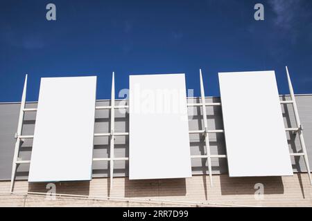 Annunci pubblicitari vuoti su bacheca Foto Stock