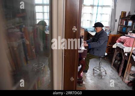 210326 -- HEFEI, 26 marzo 2021 -- Yan Mingyou suona il pianoforte nel suo dormitorio a Zhuwan Township della contea di Dingyuan, Chuzhou City, East China S Anhui Province, 23 marzo 2021. Yan Mingyou, 92 anni, è ancora al posto di insegnare musica nelle scuole elementari rurali. Ritiratosi come insegnante rurale nel 1990, Yan si è offerto volontario per insegnare musica agli studenti delle scuole rurali. Nel 1953, Yan lasciò l'esercito e tornò nella sua città natale Zhuwan Township nella contea di Dingyuan. Rinunciò a un lavoro migliore presso il governo locale e scelse di lavorare nelle scuole rurali, insegnando varie materie come la politica, la musica e la musica Foto Stock