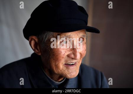 210326 -- HEFEI, 26 marzo 2021 -- Yan Mingyou riposa nel suo dormitorio a Zhuwan Township of Dingyuan County, Chuzhou City, East China S Anhui Province, 23 marzo 2021. Yan Mingyou, 92 anni, è ancora al posto di insegnare musica nelle scuole elementari rurali. Ritiratosi come insegnante rurale nel 1990, Yan si è offerto volontario per insegnare musica agli studenti delle scuole rurali. Nel 1953, Yan lasciò l'esercito e tornò nella sua città natale Zhuwan Township nella contea di Dingyuan. Rinunciò a un lavoro migliore presso il governo locale e scelse di lavorare nelle scuole rurali, insegnando varie materie come la politica, la musica e i cinesi Foto Stock