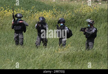 210326 -- NABLUS, 26 marzo 2021 -- i membri della polizia di frontiera israeliana sono visti durante gli scontri a seguito di una protesta contro l'espansione degli insediamenti ebraici nel villaggio di Beit Dajan, a est di Nablus, 26 marzo 2021. Foto di /Xinhua MIDEAST-NABLUS-PROTESTA NidalxEshtayeh PUBLICATIONxNOTxINxCHN Foto Stock