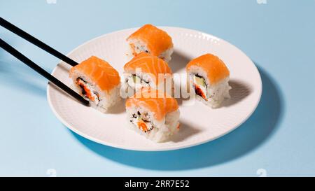 Piatto con sushi roll Foto Stock