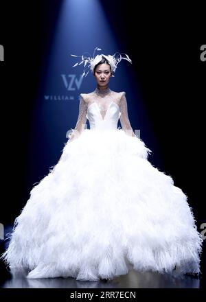 210327 -- PECHINO, 27 marzo 2021 -- Un modello presenta una creazione di William Zhang durante la China Fashion Week a Pechino, capitale della Cina, 26 marzo 2021. CINA-PECHINO-SETTIMANA DELLA MODA CN ChenxJianli PUBLICATIONxNOTxINxCHN Foto Stock