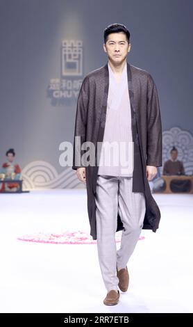 210327 -- PECHINO, 27 marzo 2021 -- Un modello presenta una creazione di Chu Yan durante la China Fashion Week a Pechino, capitale della Cina, 27 marzo 2021. SETTIMANA DELLA MODA CINA-PECHINO-CINA-CHU YAN CN CHENXJIANLI PUBLICATIONXNOTXINXCHN Foto Stock