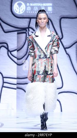 210327 -- PECHINO, 27 marzo 2021 -- Un modello presenta una creazione di Ding Jie durante la China Fashion Week a Pechino, capitale della Cina, 27 marzo 2021. SETTIMANA DELLA MODA CINA-PECHINO-CINA-DING JIE CN CHENXJIANLI PUBLICATIONXNOTXINXCHN Foto Stock