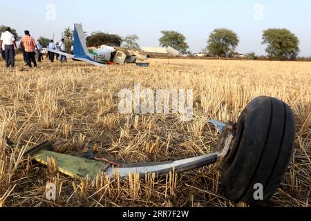 News Bilder des Tages 210327 -- BHOPAL INDIA, 27 marzo 2021 -- la gente lavora nel sito di un aereo da addestramento vicino Bhopal, la capitale dello stato del Madhya Pradesh, India centrale, il 27 marzo 2021. Tre piloti sono rimasti feriti dopo che il loro aereo si è schiantato qui sabato, hanno detto i media locali. Str/Xinhua INDIA-BHOPAL-TRAINER AIRCRAFT-CRASH Stringer PUBLICATIONxNOTxINxCHN Foto Stock