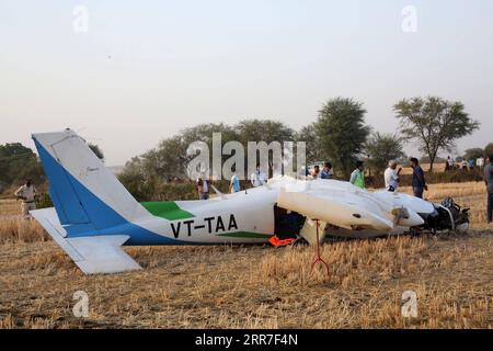 210327 -- BHOPAL INDIA, 27 marzo 2021 -- la gente lavora nel luogo di schianto di un aereo addestratore vicino Bhopal, la capitale dello stato del Madhya Pradesh, India centrale, il 27 marzo 2021. Tre piloti sono rimasti feriti dopo che il loro aereo si è schiantato qui sabato, hanno detto i media locali. Str/Xinhua INDIA-BHOPAL-TRAINER AIRCRAFT-CRASH Stringer PUBLICATIONxNOTxINxCHN Foto Stock