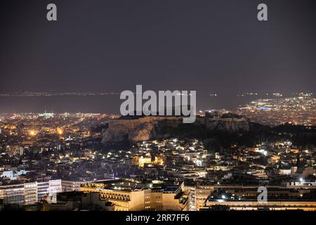 News Themen der Woche KW12 News Bilder des Tages 210327 -- ATENE, 27 marzo 2021 -- foto scattata il 27 marzo 2021 mostra la collina dell'Acropoli con le luci spente durante l'ora della Terra ad Atene, Grecia. Le luci di tutto il mondo vengono spente alle 20:30, ora locale, il sabato in occasione dell'ora terrestre 2021. Foto di /Xinhua GRECIA-ATENE-ACROPOLI-EARTH HOUR LefterisxPartsalis PUBLICATIONxNOTxINxCHN Foto Stock