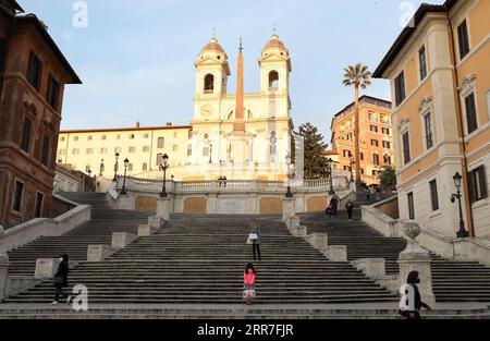 210328 -- ROMA, 28 marzo 2021 -- la gente cammina su Piazza di Spagna a Roma, Italia, 27 marzo 2021. Secondo gli ultimi dati del Ministero della Sanità, 23.839 nuovi casi sono stati registrati su base giornaliera, portando il totale del paese a 3.512.453, comprendenti infezioni attive, guarigioni e decessi, dal momento che la pandemia è ufficialmente scoppiata qui alla fine di febbraio dello scorso anno. ITALIA-ROMA-COVID-19-CASI ChengxTingting PUBLICATIONxNOTxINxCHN Foto Stock