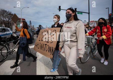 210328 -- CHICAGO, 28 marzo 2021 -- le persone che tengono cartelli prendono parte a una manifestazione di odio Stop Asian a Chinatown di Chicago, negli Stati Uniti, il 27 marzo 2021. Foto di /Xinhua U.S.-CHICAGO-PROTEST-STOP ASIAN HATE VincentxJohnson PUBLICATIONxNOTxINxCHN Foto Stock