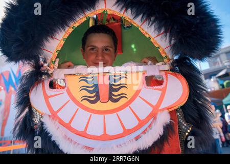 210328 -- WELLINGTON, 28 marzo 2021 -- foto scattata il 27 marzo 2021 mostra un uomo che prova la danza del leone durante il festival di arti e musica all'aperto CubaDupa a Wellington, nuova Zelanda. Il quartiere di Cuba Street, nella capitale della nuova Zelanda, si e' animato durante il fine settimana con danze di leoni cinesi e musica tradizionale Cinese adornata dal piu' grande festival di arte e musica all'aperto della nuova Zelanda, CubaDupa. L'evento è stato costretto a ruotare nel 2019 in una versione off-Street a causa delle tragedie della Moschea di Christchurch, e nel 2020 non è stato in grado di procedere a causa delle restrizioni di blocco COVID-19. Tuttavia, la CubaD del 2021 Foto Stock
