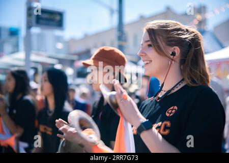 210328 -- WELLINGTON, 28 marzo 2021 -- le persone si esibiscono durante il festival di arte e musica all'aperto CubaDupa a Wellington, nuova Zelanda, 27 marzo 2021. Il quartiere di Cuba Street, nella capitale della nuova Zelanda, si e' animato durante il fine settimana con danze di leoni cinesi e musica tradizionale Cinese adornata dal piu' grande festival di arte e musica all'aperto della nuova Zelanda, CubaDupa. L'evento è stato costretto a ruotare nel 2019 in una versione off-Street a causa delle tragedie della Moschea di Christchurch, e nel 2020 non è stato in grado di procedere a causa delle restrizioni di blocco COVID-19. Tuttavia, il CubaDupa del 2021 è tornato con il suo più ambito Foto Stock