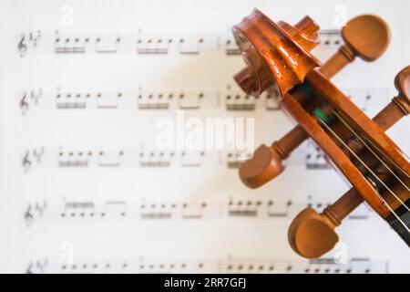 Vista dall'alto, archi a scorrimento violino note musicali Foto Stock