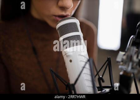 Donna con microfono che fa programmi radiofonici Foto Stock