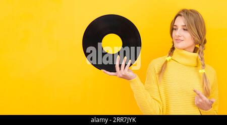 Donna media che tiene in mano il vinile Foto Stock