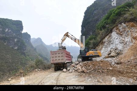 210331 -- NANNING, 31 marzo 2021 -- i lavoratori aggiornano le condizioni dell'accesso stradale alla città di Qibainong della contea autonoma di Dahua Yao, regione autonoma del Guangxi Zhuang della Cina meridionale, 30 marzo 2021. Dal 2016, il Guangxi ha promosso la costruzione e il miglioramento della rete stradale rurale, con 52 900 chilometri di strade costruite per collegare i villaggi nelle aree rurali. CHINA-GUANGXI-ROAD-CONSTRUCTION CN HuangxXiaobang PUBLICATIONxNOTxINxCHN Foto Stock