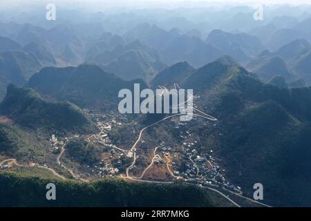 210331 -- NANNING, 31 marzo 2021 -- la foto aerea scattata il 6 febbraio 2021 mostra l'accesso stradale al villaggio Shanghe della contea autonoma di Dahua Yao, nella regione autonoma di Guangxi Zhuang del sud della Cina dal 2016, Guangxi ha promosso la costruzione e il miglioramento della rete stradale rurale, con 52 900 chilometri di strade costruite per collegare i villaggi nelle aree rurali. CHINA-GUANGXI-ROAD-CONSTRUCTION CN HuangxXiaobang PUBLICATIONxNOTxINxCHN Foto Stock