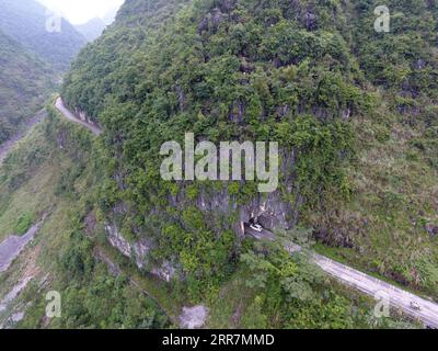 210331 -- NANNING, 31 marzo 2021 -- foto aerea scattata il 2 agosto 2017 mostra la strada tra le montagne della città di Chengjiang di Du An Yao Autonomous County, Guangxi Zhuang nella Cina meridionale. Dal 2016, il Guangxi ha promosso la costruzione e il miglioramento della rete stradale rurale, con 52 900 chilometri di strade costruite per collegare i villaggi nelle aree rurali. CHINA-GUANGXI-ROAD-CONSTRUCTION CN LuxBoan PUBLICATIONxNOTxINxCHN Foto Stock