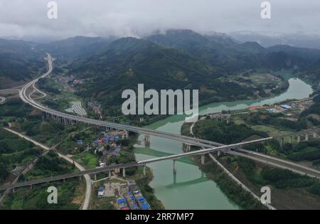 210331 -- NANNING, 31 marzo 2021 -- foto aerea scattata il 20 marzo 2021 mostra il canale navigabile, l'autostrada e la ferrovia nella contea autonoma di Sanjiang Dong, nella regione autonoma del Guangxi Zhuang nella Cina meridionale. Dal 2016, il Guangxi ha promosso la costruzione e il miglioramento della rete stradale rurale, con 52 900 chilometri di strade costruite per collegare i villaggi nelle aree rurali. CHINA-GUANGXI-ROAD-CONSTRUCTION CN ZhouxHua PUBLICATIONxNOTxINxCHN Foto Stock