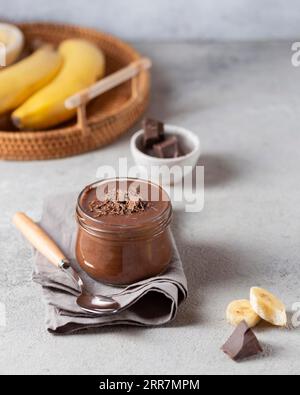 Budino di banana al cioccolato ad alta angolazione Foto Stock