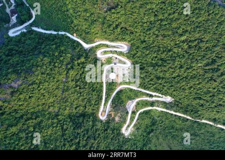 210331 -- NANNING, 31 marzo 2021 -- foto aerea scattata il 22 luglio 2020 mostra l'accesso stradale al villaggio di Anlan della contea autonoma di Du An Yao, nella regione autonoma del Guangxi Zhuang nella Cina meridionale. Dal 2016, il Guangxi ha promosso la costruzione e il miglioramento della rete stradale rurale, con 52 900 chilometri di strade costruite per collegare i villaggi nelle aree rurali. CHINA-GUANGXI-ROAD-CONSTRUCTION CN ZhouxHua PUBLICATIONxNOTxINxCHN Foto Stock