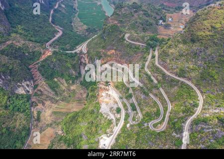 210331 -- NANNING, 31 marzo 2021 -- foto aerea scattata il 16 aprile 2020 mostra la strada di Nongfu nella contea di Lingyun, nella regione autonoma del Guangxi Zhuang nella Cina meridionale. Dal 2016, il Guangxi ha promosso la costruzione e il miglioramento della rete stradale rurale, con 52 900 chilometri di strade costruite per collegare i villaggi nelle aree rurali. CHINA-GUANGXI-ROAD-CONSTRUCTION CN CaoxYiming PUBLICATIONxNOTxINxCHN Foto Stock