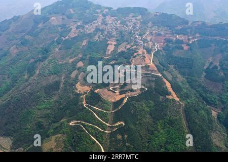 210331 -- NANNING, 31 marzo 2021 -- foto aerea scattata il 30 marzo 2021 mostra l'accesso stradale al villaggio di Nawei nella città di Baise, nella regione autonoma del Guangxi Zhuang nella Cina meridionale. Dal 2016, il Guangxi ha promosso la costruzione e il miglioramento della rete stradale rurale, con 52 900 chilometri di strade costruite per collegare i villaggi nelle aree rurali. CHINA-GUANGXI-ROAD-CONSTRUCTION CN ZhangxAilin PUBLICATIONxNOTxINxCHN Foto Stock