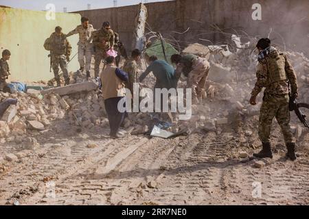 210401 -- HERAT, 1 aprile 2021 -- i membri delle forze di sicurezza afghane cercano vittime nel sito di un attacco bomba a Kamar Kalagh, un'area alla periferia della città di Herat, Afghanistan, 1 aprile 2021. Due agenti di polizia sono stati uccisi e altri due feriti quando una bomba improvvisata è stata fatta esplodere nei pressi di un posto di blocco della polizia lungo una strada provinciale nella provincia occidentale di Herat in Afghanistan giovedì, un funzionario locale ha confermato. Foto di /Xinhua AFGHANISTAN-HERAT-BOMB-ATTACK ElahaxSahel PUBLICATIONxNOTxINxCHN Foto Stock