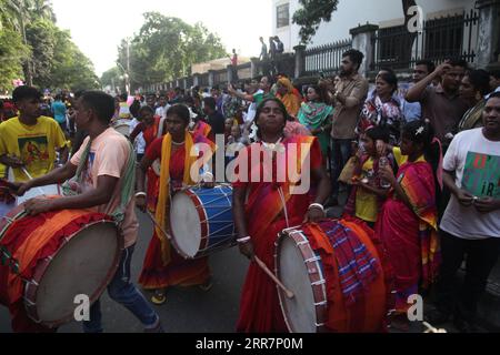Dhaka Bangladesh 6,2023 settembre. I devoti indù del Bangladesh prendono parte a una processione durante la celebrazione della nascita di Janmashtami o del Signore Krishna Foto Stock