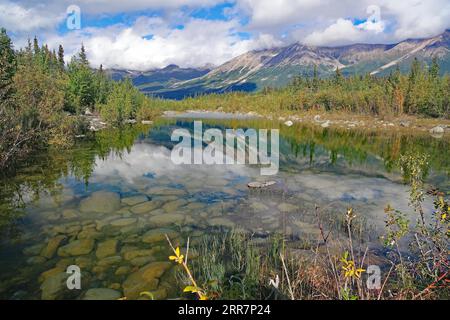 Lago cristallino e traslucido, colori autunnali, Wrangell-St Elias National Park, città mineraria di Mc Carthy, Alaska, USA Foto Stock