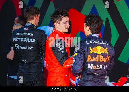 MELBOURNE, AUSTRALIA, 10 APRILE: Charles Leclerc della Scuderia Ferrari e Sergio Perez della Red Bull Racing al termine della Formula 1 australiana 2022 Foto Stock