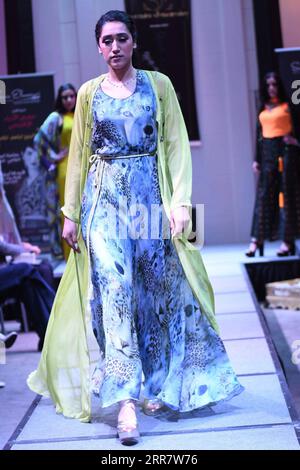 210405 -- CASABLANCA, 5 aprile 2021 -- Una modella presenta una creazione durante una sfilata di abbigliamento tradizionale marocchino a Casablanca, Marocco, il 4 aprile 2021. Foto di /Xinhua MOROCCO-CASABLANCA-SFILATA DI MODA Chadi PUBLICATIONxNOTxINxCHN Foto Stock