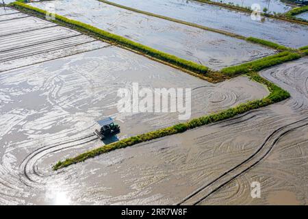 210405 -- NINGBO, 5 aprile 2021 -- foto aerea scattata il 5 aprile 2021 mostra un campo di aratura agricolo nel villaggio di Hanxia della città di Huangjiabu, Yuyao City, nella provincia dello Zhejiang nella Cina orientale. Man mano che la temperatura aumenta gradualmente intorno al periodo del Qingming Festival, le attività agricole sono in pieno svolgimento in tutto il paese, da nord a sud. Foto di /Xinhua CHINA-SPRING VIEW CN ZhangxHui PUBLICATIONxNOTxINxCHN Foto Stock
