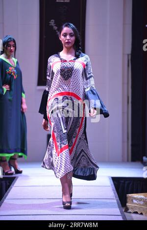 210405 -- CASABLANCA, 5 aprile 2021 -- Una modella presenta una creazione durante una sfilata di abbigliamento tradizionale marocchino a Casablanca, Marocco, il 4 aprile 2021. Foto di /Xinhua MOROCCO-CASABLANCA-SFILATA DI MODA Chadi PUBLICATIONxNOTxINxCHN Foto Stock