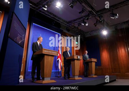 210405 -- LONDRA, 5 aprile 2021 -- il primo ministro britannico Boris Johnson C parla a una conferenza stampa virtuale di Downing Street a Londra, in Gran Bretagna, il 5 aprile 2021. Johnson lunedì ha confermato che dal 12 aprile riapriranno negozi non essenziali e pub e ristoranti riapriranno all'aperto mentre la Gran Bretagna si sposta al secondo passo della roadmap fuori dal blocco COVID-19. Pippa Fowles/No 10 Downing Street/Handout via Xinhua BRITAIN-LONDON-COVID-19-PM-CONFERENZA STAMPA HanxYan PUBLICATIONxNOTxINxCHN Foto Stock