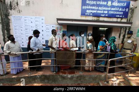 210406 -- TAMIL NADU, 6 aprile 2021 -- la gente aspetta in fila per esprimere i propri voti in un collegio elettorale a Chennai, la capitale dello stato meridionale dell'India, Tamil Nadu, 6 aprile 2021. Il voto per le elezioni locali è in corso in India nel Tamil Nadu, Kerala, Puducherry, Assam e nel Bengala occidentale, hanno detto i funzionari martedì. Il conteggio dei voti in tutti e cinque gli stati sarebbe stato effettuato il 2 maggio. Str/Xinhua INDIA-TAMIL NADU-ASSEMBLEA ELEZIONE Stringer PUBLICATIONxNOTxINxCHN Foto Stock