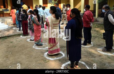 210406 -- GUWAHATI INDIA, 6 aprile 2021 -- le persone si schierano per lanciare le loro schede elettorali in un collegio elettorale a Guwahati, Assam, India, il 6 aprile 2021. Il voto per le elezioni locali è in corso in India nel Tamil Nadu, Kerala, Puducherry, Assam e nel Bengala occidentale, hanno detto i funzionari martedì. Str/Xinhua INDIA-GUWAHATI-ELEZIONI LOCALI Stringer PUBLICATIONxNOTxINxCHN Foto Stock