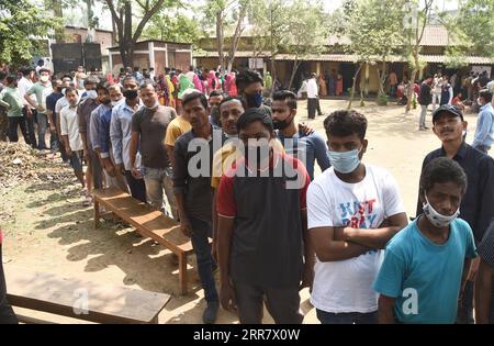 210406 -- GUWAHATI INDIA, 6 aprile 2021 -- le persone si schierano per lanciare le loro schede elettorali in un collegio elettorale a Guwahati, Assam, India, il 6 aprile 2021. Il voto per le elezioni locali è in corso in India nel Tamil Nadu, Kerala, Puducherry, Assam e nel Bengala occidentale, hanno detto i funzionari martedì. Str/Xinhua INDIA-GUWAHATI-ELEZIONI LOCALI Stringer PUBLICATIONxNOTxINxCHN Foto Stock