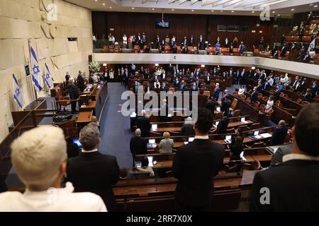 210406 -- GERUSALEMME, 6 aprile 2021 -- foto scattata il 6 aprile 2021 mostra la scena di una cerimonia che segna l'inaugurazione del 24° parlamento israeliano della Knesset a Gerusalemme. I legislatori israeliani neoeletti hanno giurato nella cerimonia di martedì tra le incertezze sulla possibilità di formare un nuovo governo dopo le quattro elezioni consecutive inconcludenti. Via Xinhua MIDEAST-GERUSALEMME-ISRAELE-KNESSET-INAUGURAZIONE AlexxKolomoisky/JINI PUBLICATIONxNOTxINxCHN Foto Stock