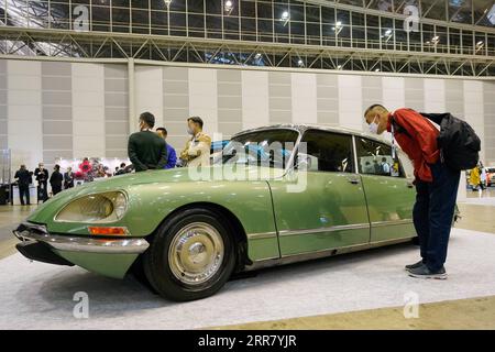 210409 -- CHIBA, 9 aprile 2021 -- Un visitatore guarda una Citroen DS 23 in mostra durante l'Automobile Council 2021 al centro congressi Makuhari Messe di Chiba, Giappone, il 9 aprile 2021. Lo spettacolo, che espone una vasta gamma di veicoli classici, mira a promuovere la cultura e lo stile di vita automobilistico in Giappone. Foto di /Xinhua JAPAN-CHIBA-AUTOMOBILE COUNCIL 2021-CAR SHOW ChristopherxJue PUBLICATIONxNOTxINxCHN Foto Stock