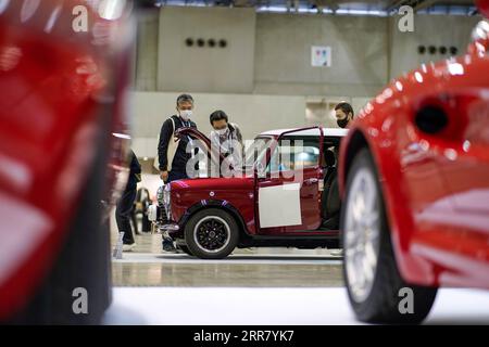 210409 -- CHIBA, 9 aprile 2021 -- i visitatori guardano un veicolo rigenerato David Brown Mini in mostra durante l'Automobile Council 2021 al centro congressi Makuhari Messe di Chiba, Giappone, il 9 aprile 2021. Lo spettacolo, che espone una vasta gamma di veicoli classici, mira a promuovere la cultura e lo stile di vita automobilistico in Giappone. Foto di /Xinhua JAPAN-CHIBA-AUTOMOBILE COUNCIL 2021-CAR SHOW ChristopherxJue PUBLICATIONxNOTxINxCHN Foto Stock