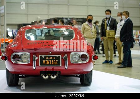 210409 -- CHIBA, 9 aprile 2021 -- la gente guarda una Toyota 2000GT in mostra durante l'Automobile Council 2021 al centro congressi Makuhari Messe di Chiba, in Giappone, il 9 aprile 2021. Lo spettacolo, che espone una vasta gamma di veicoli classici, mira a promuovere la cultura e lo stile di vita automobilistico in Giappone. Foto di /Xinhua JAPAN-CHIBA-AUTOMOBILE COUNCIL 2021-CAR SHOW ChristopherxJue PUBLICATIONxNOTxINxCHN Foto Stock