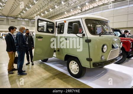 210409 -- CHIBA, 9 aprile 2021 -- la gente guarda l'interno di un Giubileo UAZ 2206 in mostra durante l'Automobile Council 2021 al centro congressi Makuhari Messe di Chiba, Giappone, il 9 aprile 2021. Lo spettacolo, che espone una vasta gamma di veicoli classici, mira a promuovere la cultura e lo stile di vita automobilistico in Giappone. Foto di /Xinhua JAPAN-CHIBA-AUTOMOBILE COUNCIL 2021-CAR SHOW ChristopherxJue PUBLICATIONxNOTxINxCHN Foto Stock