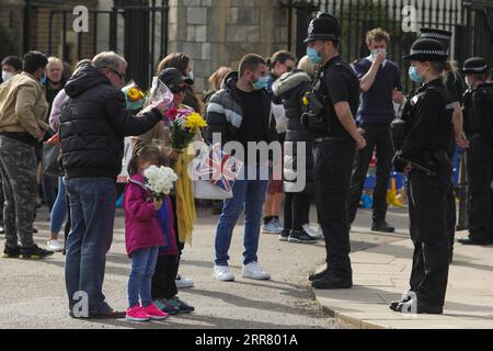 210410 -- WINDSOR, 10 aprile 2021 -- i membri del pubblico si riuniscono al Castello di Windsor a Windsor, in Gran Bretagna, il 9 aprile 2021. Il principe britannico Filippo, marito della regina Elisabetta II, è morto all'età di 99 anni, Buckingham Palace ha annunciato venerdì. Foto di /Xinhua BRITAIN-WINDSOR-PRINCE PHILIP-DEATH TimxIreland PUBLICATIONxNOTxINxCHN Foto Stock