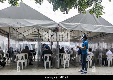 210410 -- MANILA, 10 aprile 2021 -- la gente aspetta di fare i test COVID-19 in un sito di test COVID-19 a Manila, nelle Filippine, 10 aprile 2021. Il Dipartimento della salute delle Filippine DOH ha riportato sabato 12.674 nuove infezioni da COVID-19, portando il numero totale di casi confermati nel paese del sud-est asiatico a 853.209. Il bilancio delle morti è salito a 14.744 dopo che altri 225 pazienti sono morti per la malattia virale, ha detto il DOH. FILIPPINE-MANILA-COVID-19-CASI ROUELLExUMALI PUBLICATIONxNOTxINxCHN Foto Stock