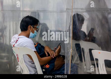 210410 -- MANILA, 10 aprile 2021 -- Un uomo attende il test COVID-19 in un sito di test COVID-19 a Manila, nelle Filippine, 10 aprile 2021. Il Dipartimento della salute delle Filippine DOH ha riportato sabato 12.674 nuove infezioni da COVID-19, portando il numero totale di casi confermati nel paese del sud-est asiatico a 853.209. Il bilancio delle morti è salito a 14.744 dopo che altri 225 pazienti sono morti per la malattia virale, ha detto il DOH. FILIPPINE-MANILA-COVID-19-CASI ROUELLExUMALI PUBLICATIONxNOTxINxCHN Foto Stock